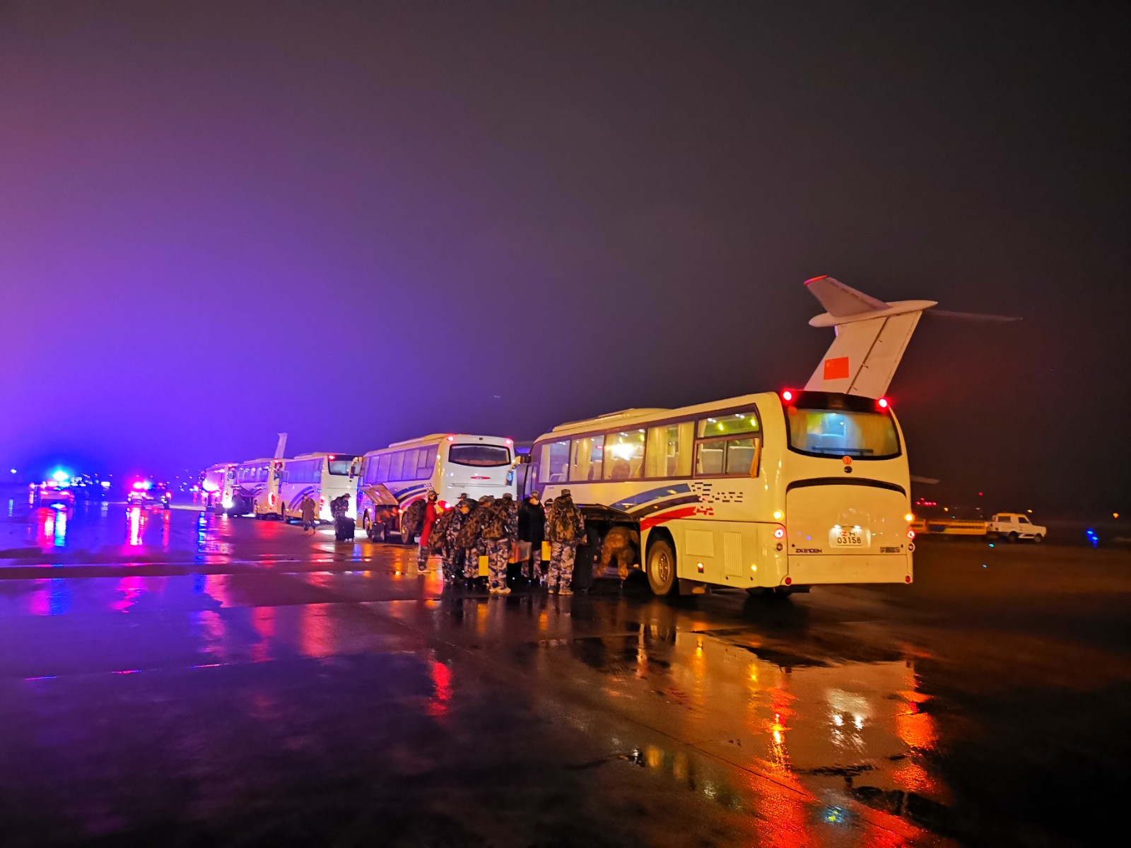 除夕夜,解放軍醫護人員馳援武漢!